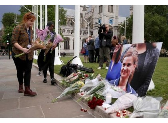 Fiori sul luogo dove è stata uccisa Jo Cox Fiori sul luogo dove è stata uccisa Jo Cox